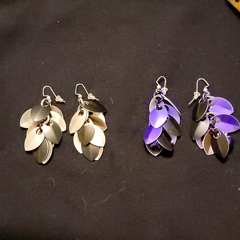 2 pairs of earrings